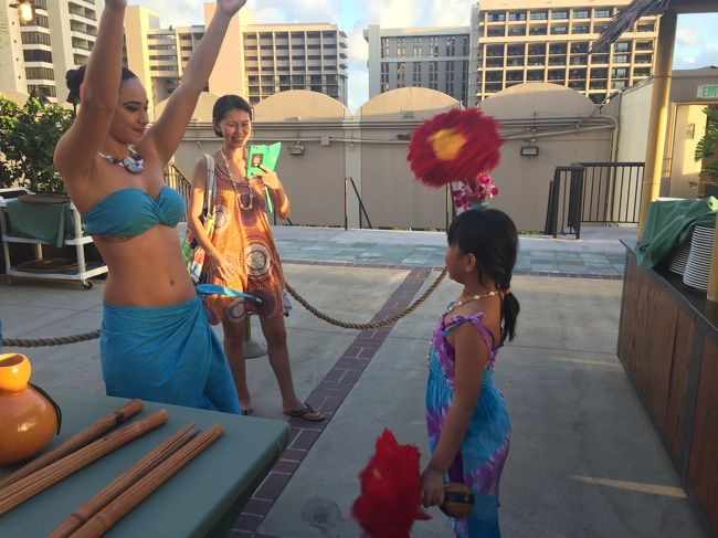 すごい数のお客さんが並んでおり、１グループごとに記念写真を撮りますのでショーが始まるまでかなり時間がかかります。<br /><br />しかし早く入っても子供向けにフラ教室や疑似TATOOも書いて頂いたり時間は潰せます。