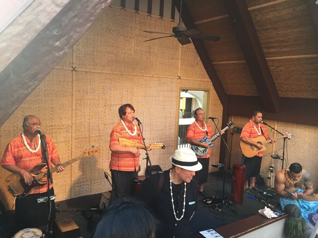 ハワイアンな曲をバンド演奏