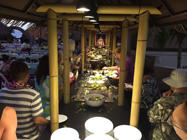 全員そろったところ、やっと食事です。<br /><br />順番に並んでバイキング方式で好きな食べ物を選びます。