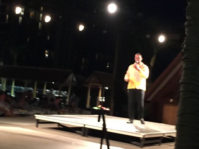 ショーの始まりです。<br /><br />英語のみで何を言ってるのか分かりませんが、このおじさん声はシブいですイケてます。