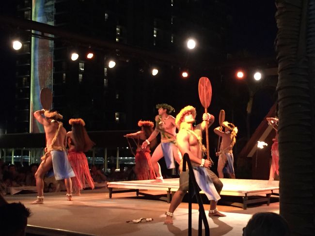 今年は大阪の色々なハワイイベントに行ってきましたが<br /><br />やはり本物ですね、プロのダンスは迫力が違います。<br /><br />