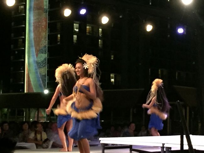 会場内はアメリカの方が多かったと思います。<br /><br />日本人も居てましたが、ジッ～っと見てるだけで盛り上げたりしません<br />おとなしいですね！<br /><br />