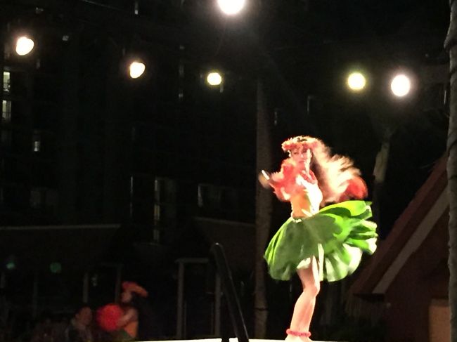 お客さんも巻き込み、フラ教室やホラ貝の吹き対決などがあります。<br /><br />さすが、アメリカ人盛り上がり方が違います。<br /><br />たまたま同席になったアメリカ人ファミリーじいちゃんばっちゃんから孫までめっちゃ盛り上がり、仲良くなって私もつられてフォ～<br /><br />後にラグーンタワーでも一緒になることに(^^♪<br /><br />子供が大きくなったらホームステイお願いします…爆笑<br /><br />一緒に写真撮っておけばよかったと後悔！