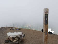 １２：４５旭岳山頂。
登山開始時の天気だとこの展開は想像してなかったけど自然というものはそういうものなんですね。