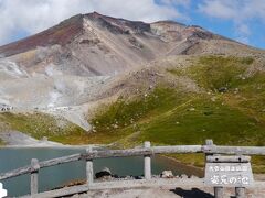 風がなければ湖面に旭岳が鏡のようにうつるがこの日は風があった。