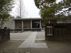 上野城公園内にある芭蕉記念館です。
多くの俳句が展示されています。俳句以外の展示物は乏しいため、俳句に興味がない人は、スルーでもいいかもしれません。