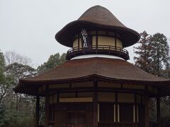松尾芭蕉生誕300周年を記念して、昭和17年に建てられた俳聖殿です。
現在は、重要文化財に指定されています。
芭蕉翁の旅姿をイメージした建物で、丸い屋根は旅笠、正面の木額が顔、
ひさしは蓑と衣姿、堂は脚部、回廊の柱は杖と足を表わしています。