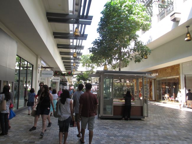 またまた引越しなので、一旦チェックアウトしてからアラモアナショッッピングセンターへ。