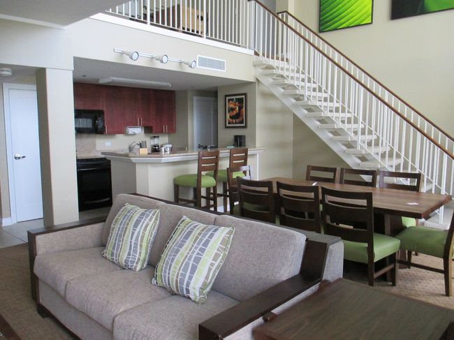 ヒルトンから部屋の準備ができたと連絡が入ったので、チェックインします。<br />ラグーンタワーのペントハウスです。こんなに広い部屋は必要ないのですが、日程で空室があったのはここだけだったので予約しました。２泊で約７万円と格安でした。