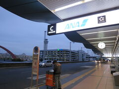 早朝の羽田空港国内線ターミナルのバス停留所
朝焼けです…
こんな時間に、こんなところに居る不思議…