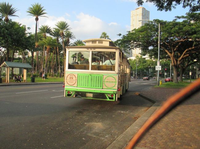 夕方から早めの食事に出かけます。ピンクラインかLeaLea来た方に乗ります。今回はLeaLeaが来ました。両方ともクレジットカードのサービスです。