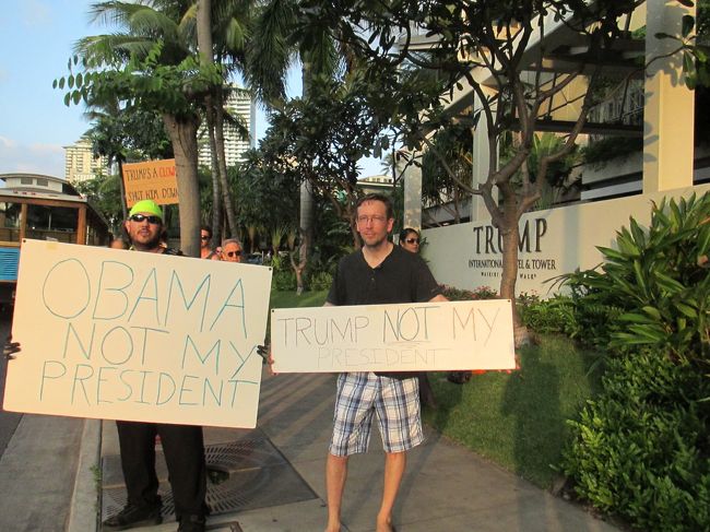 サラトガ通り下車。トランプタワーの前で抗議している人がいました。（写真は本人の許可を得てます）