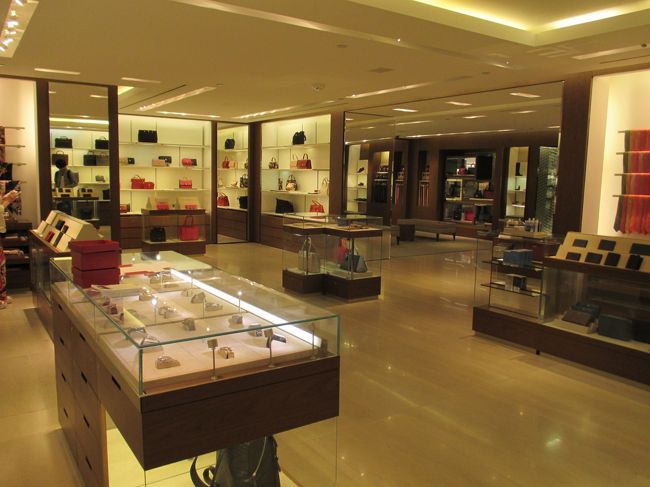 そして免税店。奥さんお目当てのフェラガモの靴があったみたいで、ご機嫌です。