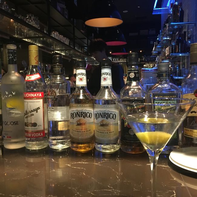 今回は、GWを利用（1日だけ有給取得）して念願のライセンス取得の旅へ。<br />地元のショップで取るのもいいかなと思いましたがせっかくなので沖縄で。<br />石垣島か宮古島か迷いましたが、石垣島の方がトータルの旅費が安かったので決めました。<br />フライト、ホテル（4泊5日）、ライセンススクール代でトータル13万くらいでした。<br />GWでこれは格安です。<br /><br />大阪に前乗りしてグランフロントのバーで前夜祭。<br />乗り遅れないよう、程々に。笑