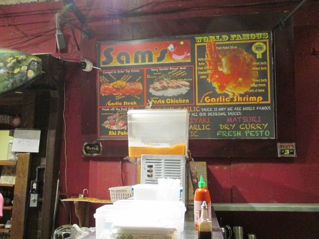 免税店横にあるSam's Kitchenでアヒポキを買って帰ります。<br />