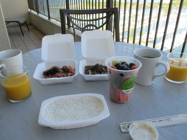 昨日買っておいたSam's Kitchenのアヒポキとスパイシーカジキ、野菜ステックで朝食です。アヒポキ大好き！