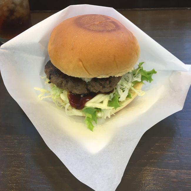 １日目は、学科終了後ホテルにチェックイン。<br />ホテルはピースアイランド石垣島。<br />ダイビングショップからも近く安かったので選びました。<br /><br />夕方は730交差点付近をウロウロ。<br />ひとりでも入りやすい石垣牛のハンバーガーショップへ。<br />1000円近くしましたが美味しかったです。