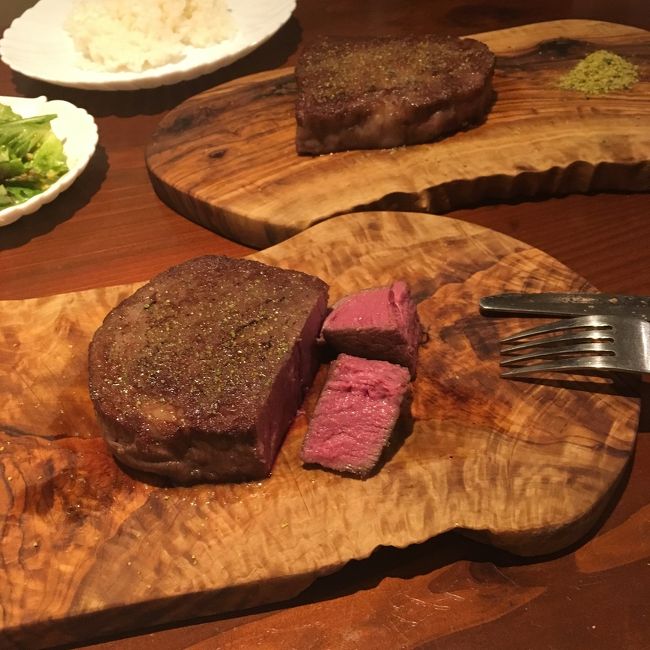 この日の夜は、ダイビングで仲良くなった女の子が見つけてくれたステーキハウスで再びディナー。<br />同じ年代でお互いたまたまひとりで来ていて。<br />本当に嬉しいご縁でした。<br />ひとり旅の醍醐味ですね！<br /><br />お肉はもちろん石垣牛をオーダー。<br />基本、横のお塩でいただきます。<br />上品な味わい。<br />とっても食べ応えがあり美味しかったです。<br />オーナーさんはドイツ人、とてもユニークな方。<br />最初は私達しか客がいなかったのでまったりお喋りしていましたが気づけば満員御礼。<br />帰り際に手作りストラップのお土産を頂きました。