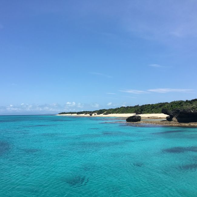 絶景、新城島のビーチ。<br />ランチはこの新城島にボートを停めてゆっくりと。<br />こちらで食べた牛丼がめっちゃ美味しかったです。<br />山で食べるカップラーメンのような感覚かな？笑<br />とりあえずお代わり！<br /><br />このポイントで同じボートの子たちとシュノーケリングもしました。<br />魚はそんなにいなかったけど沈船があったり、透明すぎる海水に感激。<br /><br />色んな方たちとボートでの会話とても楽しかったなぁ。<br />やっぱり旅で出会う方って経験値が高い方ばかりで話がつきません。