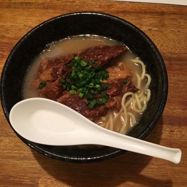 石垣島のビーチを丸3日堪能。<br />Cカードも取得したしファンダイビングも3本したし大大満足でした。<br /><br />この日は八重山そばを。<br />上に乗ってる豚が旨味を出してる。<br />ギトギトしたラーメン風のうどんでした。<br />ごちそうさまでした！<br />石垣島はご飯も美味しい。