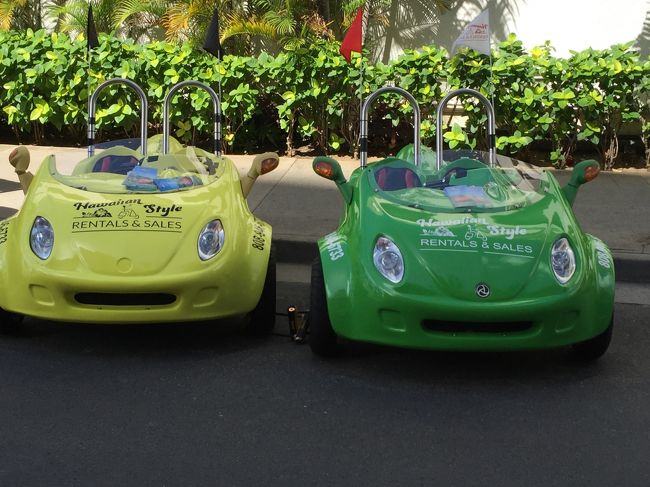 トロリーはここで乗り換え、カハラモールに行くことに。<br /><br />グリーンラインのトロリーを待っている間ウロチョロ<br /><br />これは、レンタカー？2人乗やろね？乗りたかった～