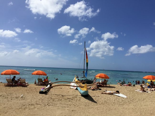 デューク像の後方にある、クイーンズやカヌーズも波がありません。<br /><br />ブログの更新が最近めっきり減ったブログ主<br /><br />カヌーズの住民　<br /><br />○○さんに挨拶に行きたかったのですが波が無いのでおりませんよね？