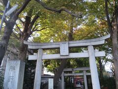 カフェを出ると神社が見えました。
熊野神社です。
せっかくなのでお参りして行く事にしました。