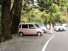 貴船までの道中は、なるべくなら車で行かない方が良いような道。
すれ違いが困難な場所が多く、とても狭い道の上に、歩行者はとても多いし・・・
でも、公共交通機関で行くのも、なかなか不便な場所なので、紅葉には少し早くて、夏も過ぎた閑散期であろうってことに期待を込めて・・・（笑）
一か八か車で来てみたら、やっぱりすれ違いは大変だったけれど、何とかパーキングに停めることはできたわ。
しかも、貴船神社のパーキングって、この時期は無料なんだぁ～～ラッキー☆彡