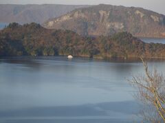 十和田湖って、形が変わっていて

二つの半島が、湖の中に突き出ています。

手前が、中山半島、その向こうが御倉半島と言います