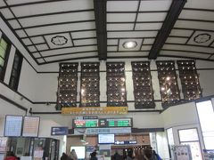 札幌からはＪＲに乗り換えて、１８時頃に小樽へ着きました。

小樽の駅は何度来ても独特の北の町、その雰囲気があって好きですね！～、この改札口の天井には北一硝子製のランプが灯って素敵なんです。
”小樽のひとよ♪”、歌に成る駅はそうそう無いですからね？～。

＊詳細はクチコミでお願いします。