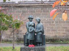 その前に広がる運河公園の一角に在る「赤い靴　親子像」。

赤い靴を履いたきみちゃんと親子三人が微笑ましい～！、実はきみちゃんの像は国内に７箇所あるそうです。
私は４箇所しか知らないのですが、親子の像は小樽と鯵ヶ沢だけだそうです。