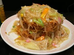 博多駅前のリンガーハットで、野菜たっぷり皿うどん【麺２倍】に出会いました。
東京では、２倍どころか、皿うどんは大盛さえも無いはず。
これは、嬉しかった（笑）