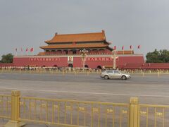 天安門広場から見た天安門。
北京に来たっていう感じかしますよね。
ここで、だいたい8：30頃でした。
