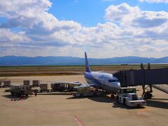 関西空港１１：５５発　那覇空港１４：１５着
予定でしたが、２０分くらい遅れました。
空港のテレビでアメリカ大統領選挙を見ながらドキドキ。
トランプさんが優勢でした。