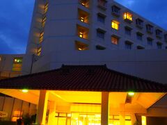 用意して貰ったホテルは離島ターミナル目の前のホテルミヤヒラ。
ターミナルが目の前だったので始発に乗るには便利な立地でした。
（写真は翌朝撮ったものです）