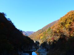 朝、二度寝をしてしまったことと、予想通りの渋滞で12時近くになってしまったので、山が半分陰ってしまっていました。
一番陽が高い時間だから完璧だと思っていたけど、あの絶景は朝一だったんだな…。