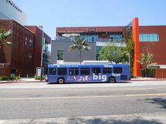 サンタモニカ市営のバスBig Blue Bus。その名の通り大きな青いバス。地元ではL.A.のダウンタウンと地下鉄でつながったことが大きなトピックだったようで、自家用車は使わず、バスと地下鉄を使おうというキャンペーンを盛んに行っていました。
●サンタモニカ市営バスBig Blue Bus→ https://www.bigbluebus.com/