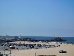 ビーチに降りる前、Ocean Avenueからサンタモニカ・ピアの遊園地を望む。
●Santa Monica Pier→ http://santamonicapier.org/