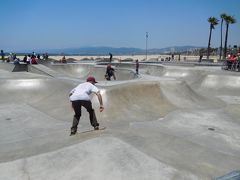 ベニス・ビーチの名所、スケートボード場。見物客もたくさんいます。
●Venice Skate Park→ http://veniceskatepark.com/