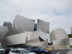 フランク・ゲーリーが設計したWalt Disney Concert Hall。ロサンゼルス交響楽団の本拠地です。高台にあって見晴らし良し。
●L.A. Phil→ http://www.laphil.com/philpedia/about-walt-disney-concert-hall