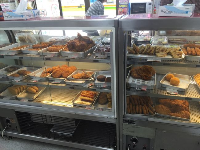 こんな風にフライやおにぎりが並んでいるので好きなものをとり、レジでお会計します。