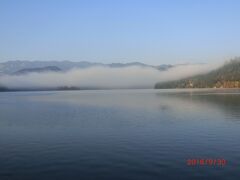 早朝の霞が立ち昇って美しいブレッド湖です。