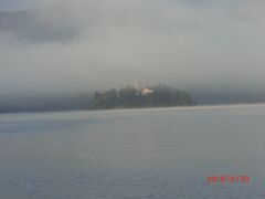 ブレッド島が霧に覆われています。