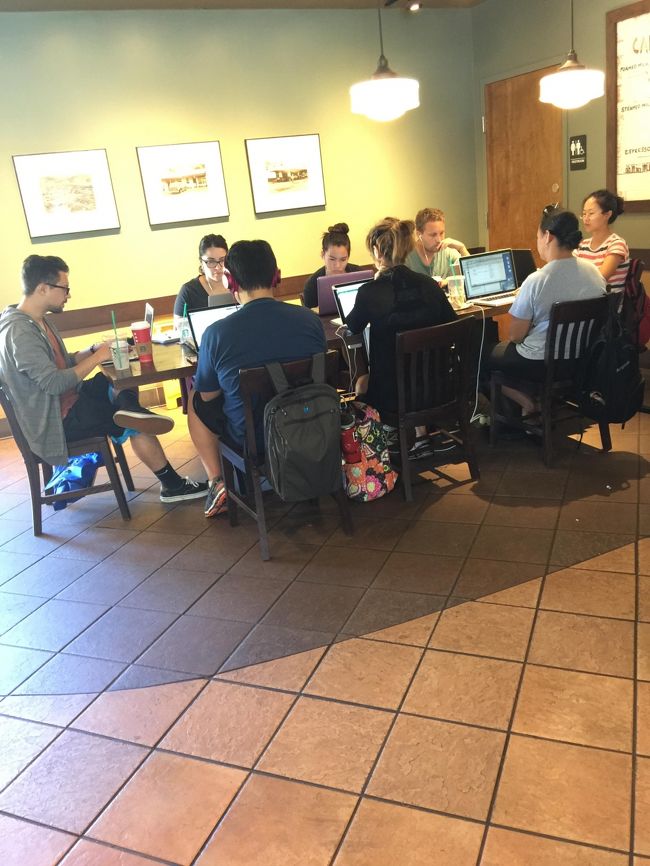 全席でパソコンしてます。一人で笑いだす変なヤツもいます。