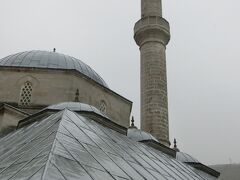クユンジュルクの坂を上がった所にある
Koski Mehmed Pasha Mosque
コスキ メフメド パシャ モスク
です。
地味なモスクです。
この細い鐘楼にも上がれるそうです。
上がるのは大変のようですが？