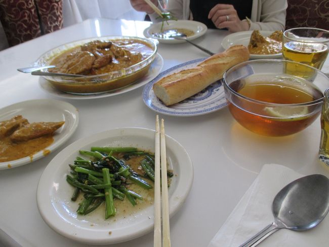 蟹カレー（時価）と空芯菜。２人でも多いです。