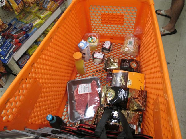 忘れたお土産と食材。ホテルが快適すぎて、部屋でゆっくりできるように買い込みました。