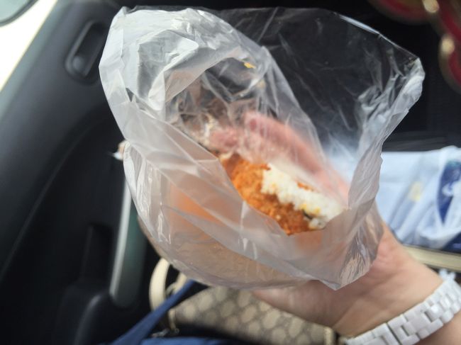 オニササ １年ぶりに頂きます(^-^)<br /><br />オニササとは、ササミフライにソースや、マヨネーズなど好きなものをトッピングする。<br /><br />おにぎりに玉子ふりかけがかかっているものをササミの周りにくっつけてコーティングして完成。<br /><br />気軽に食べれるのがグッドです