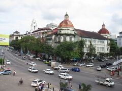 　ヤンゴン川沿岸(ストランド通り)のパンソダン駅から市庁舎周辺は、大英帝国名残の建築物が多くあります。写真真ん中はヤンゴン地裁、その左側の白くて高い塔が税関と貿易会社のオフィスビルになります。