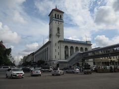 　真ん中が港湾局、その後ろに内陸水運局や農業銀行などのコロニアル建築が見られ、ヤンゴン市文化遺産になっています。また写真の歩道橋の手前下が、港湾線トラムになります。